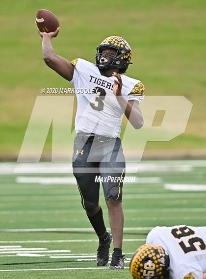 Thumbnail 2 in Malakoff vs. Grandview (UIL 3A D1 Region Semifinal) photogallery.