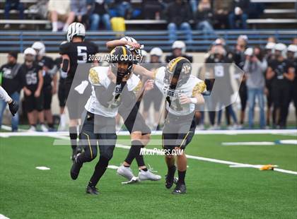 Thumbnail 3 in Malakoff vs. Grandview (UIL 3A D1 Region Semifinal) photogallery.