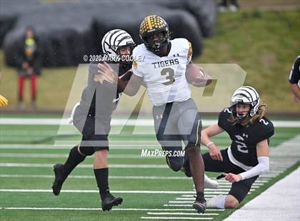 Thumbnail 3 in Malakoff vs. Grandview (UIL 3A D1 Region Semifinal) photogallery.