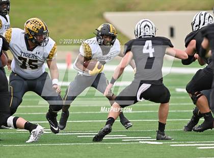 Thumbnail 2 in Malakoff vs. Grandview (UIL 3A D1 Region Semifinal) photogallery.