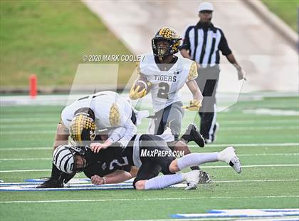 Thumbnail 1 in Malakoff vs. Grandview (UIL 3A D1 Region Semifinal) photogallery.