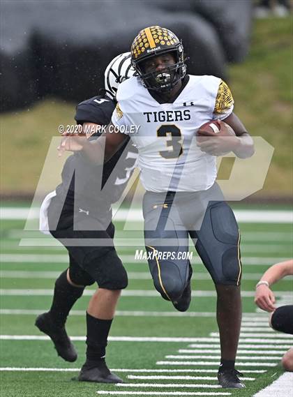 Thumbnail 1 in Malakoff vs. Grandview (UIL 3A D1 Region Semifinal) photogallery.