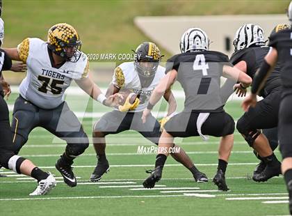 Thumbnail 3 in Malakoff vs. Grandview (UIL 3A D1 Region Semifinal) photogallery.