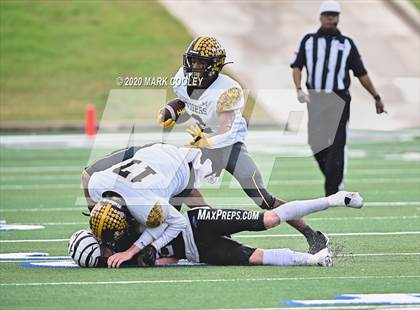 Thumbnail 2 in Malakoff vs. Grandview (UIL 3A D1 Region Semifinal) photogallery.