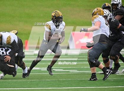 Thumbnail 3 in Malakoff vs. Grandview (UIL 3A D1 Region Semifinal) photogallery.