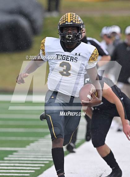 Thumbnail 2 in Malakoff vs. Grandview (UIL 3A D1 Region Semifinal) photogallery.