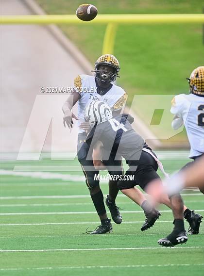 Thumbnail 3 in Malakoff vs. Grandview (UIL 3A D1 Region Semifinal) photogallery.