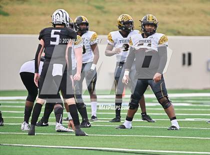 Thumbnail 2 in Malakoff vs. Grandview (UIL 3A D1 Region Semifinal) photogallery.