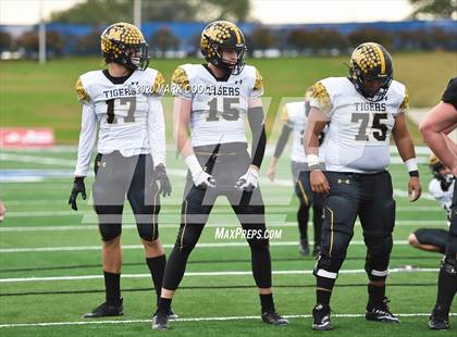 Thumbnail 3 in Malakoff vs. Grandview (UIL 3A D1 Region Semifinal) photogallery.
