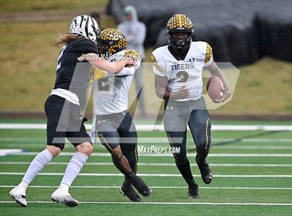 Thumbnail 3 in Malakoff vs. Grandview (UIL 3A D1 Region Semifinal) photogallery.