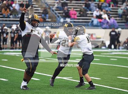 Thumbnail 3 in Malakoff vs. Grandview (UIL 3A D1 Region Semifinal) photogallery.