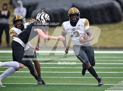 Thumbnail 2 in Malakoff vs. Grandview (UIL 3A D1 Region Semifinal) photogallery.