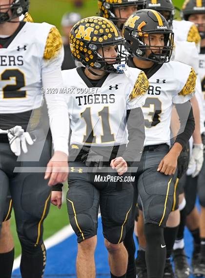 Thumbnail 2 in Malakoff vs. Grandview (UIL 3A D1 Region Semifinal) photogallery.