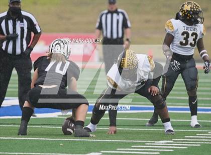 Thumbnail 1 in Malakoff vs. Grandview (UIL 3A D1 Region Semifinal) photogallery.