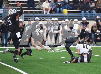Thumbnail 3 in Malakoff vs. Grandview (UIL 3A D1 Region Semifinal) photogallery.