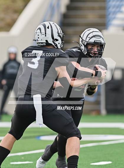 Thumbnail 2 in Malakoff vs. Grandview (UIL 3A D1 Region Semifinal) photogallery.
