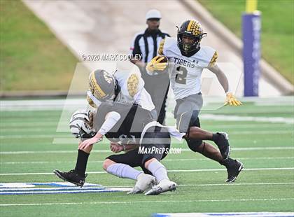 Thumbnail 2 in Malakoff vs. Grandview (UIL 3A D1 Region Semifinal) photogallery.