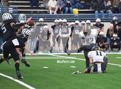 Thumbnail 2 in Malakoff vs. Grandview (UIL 3A D1 Region Semifinal) photogallery.
