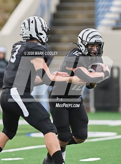 Thumbnail 3 in Malakoff vs. Grandview (UIL 3A D1 Region Semifinal) photogallery.