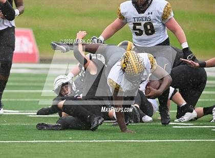 Thumbnail 1 in Malakoff vs. Grandview (UIL 3A D1 Region Semifinal) photogallery.