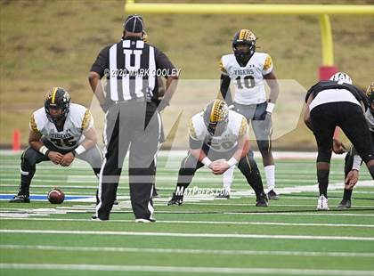 Thumbnail 2 in Malakoff vs. Grandview (UIL 3A D1 Region Semifinal) photogallery.