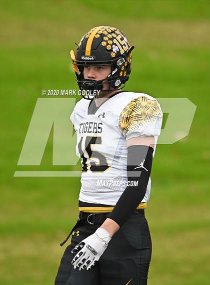 Thumbnail 2 in Malakoff vs. Grandview (UIL 3A D1 Region Semifinal) photogallery.