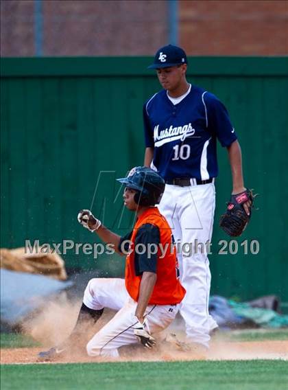 Thumbnail 3 in Texas City vs Lamar Consolidated (Texas 4A Region III Playoffs - Game 2)  photogallery.
