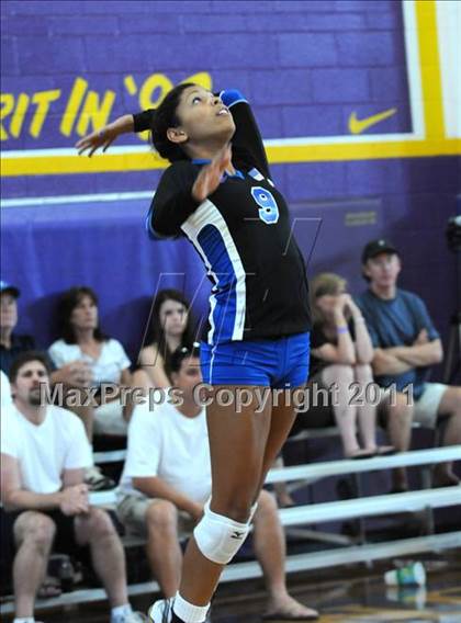 Thumbnail 1 in Marymount vs. Los Alamitos (Durango Fall Classic) photogallery.