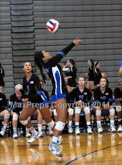 Thumbnail 3 in Marymount vs. Los Alamitos (Durango Fall Classic) photogallery.