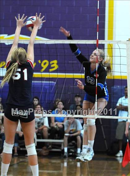 Thumbnail 2 in Marymount vs. Los Alamitos (Durango Fall Classic) photogallery.