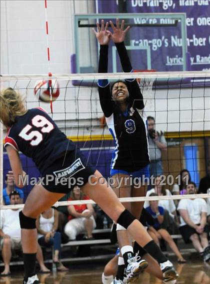 Thumbnail 2 in Marymount vs. Los Alamitos (Durango Fall Classic) photogallery.