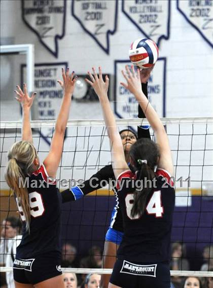 Thumbnail 3 in Marymount vs. Los Alamitos (Durango Fall Classic) photogallery.