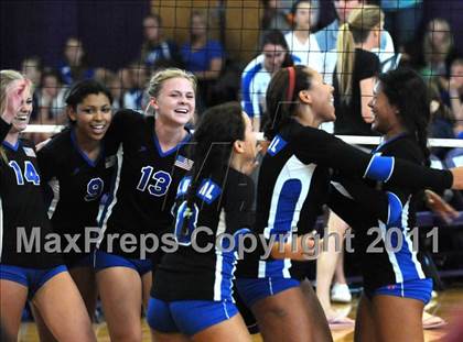 Thumbnail 3 in Marymount vs. Los Alamitos (Durango Fall Classic) photogallery.