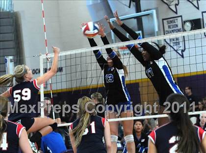 Thumbnail 2 in Marymount vs. Los Alamitos (Durango Fall Classic) photogallery.