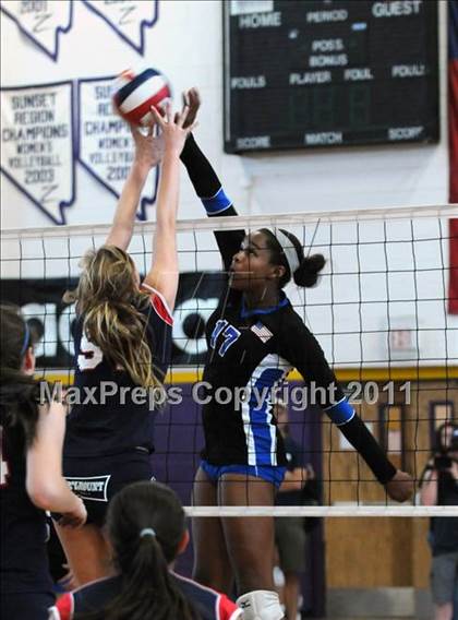 Thumbnail 3 in Marymount vs. Los Alamitos (Durango Fall Classic) photogallery.