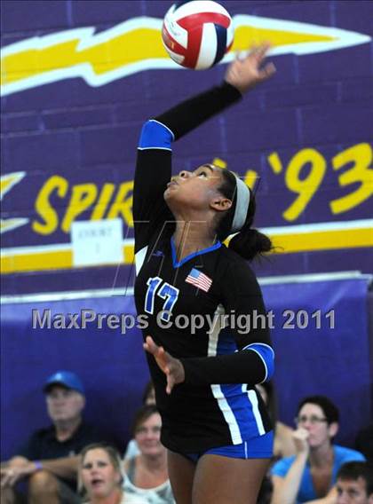 Thumbnail 1 in Marymount vs. Los Alamitos (Durango Fall Classic) photogallery.