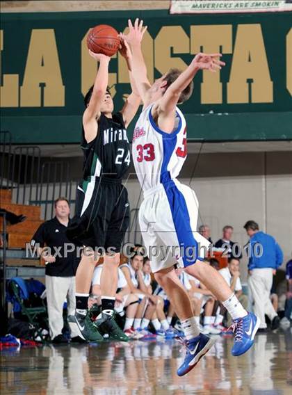 Thumbnail 3 in Miramonte vs. Los Alamitos photogallery.