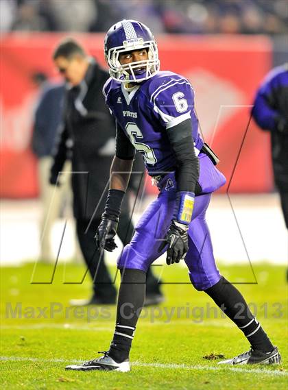 Thumbnail 3 in Tottenville vs. Lincoln (PSAL Final) photogallery.