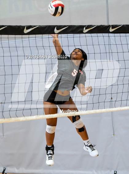 Thumbnail 1 in Bishop Gorman vs. Santa Fe  (NIKE Tournament of Champions) photogallery.