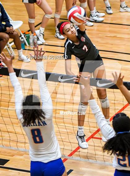Thumbnail 1 in Bishop Gorman vs. Santa Fe  (NIKE Tournament of Champions) photogallery.