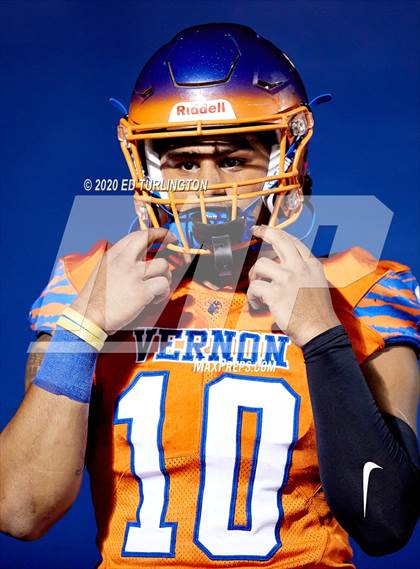 Thumbnail 2 in Vernon vs. Baker (FHSAA 1A Regional Playoff) photogallery.