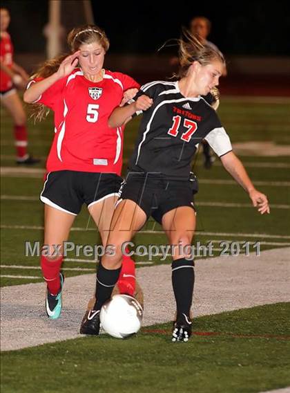 Thumbnail 3 in Flintridge Sacred Heart vs. San Clemente (CIF SS D1 Final) photogallery.