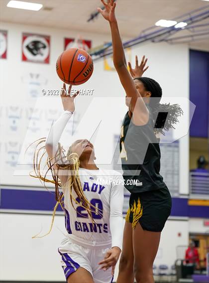 Thumbnail 2 in Avon vs. Ben Davis (Ben Davis Holiday Classic) photogallery.