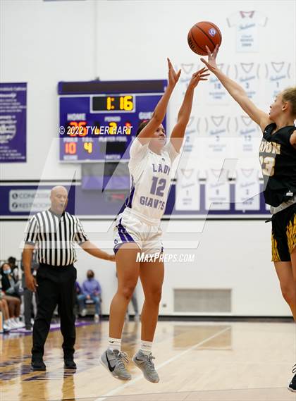 Thumbnail 2 in Avon vs. Ben Davis (Ben Davis Holiday Classic) photogallery.