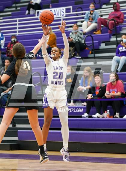 Thumbnail 1 in Avon vs. Ben Davis (Ben Davis Holiday Classic) photogallery.