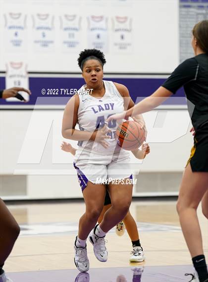 Thumbnail 2 in Avon vs. Ben Davis (Ben Davis Holiday Classic) photogallery.