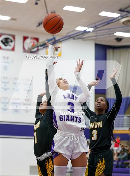 Thumbnail 2 in Avon vs. Ben Davis (Ben Davis Holiday Classic) photogallery.
