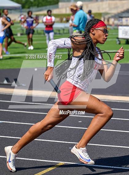 Thumbnail 1 in UIL 6A Track & Field Area 21&22 (4x200M Relay) photogallery.