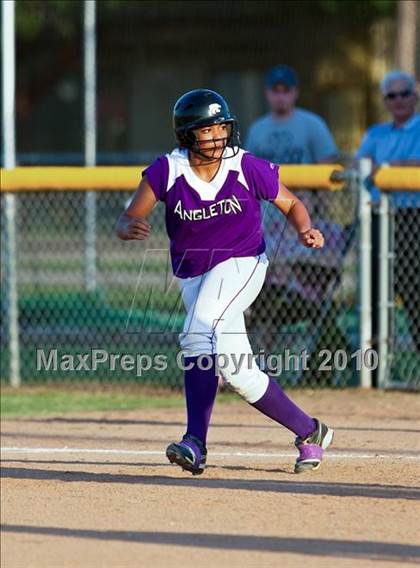 Thumbnail 1 in Reagan vs Angleton (Region III-4A Area Playoffs - Game 2) photogallery.