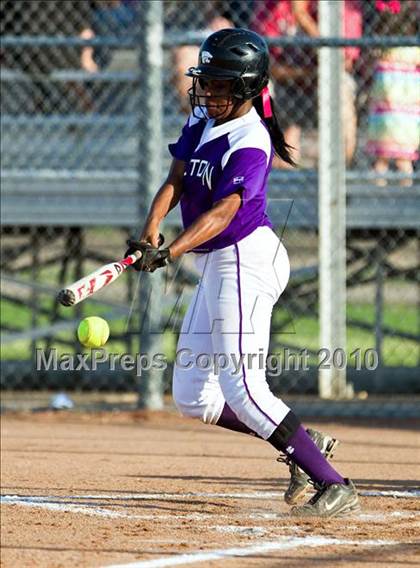 Thumbnail 3 in Reagan vs Angleton (Region III-4A Area Playoffs - Game 2) photogallery.